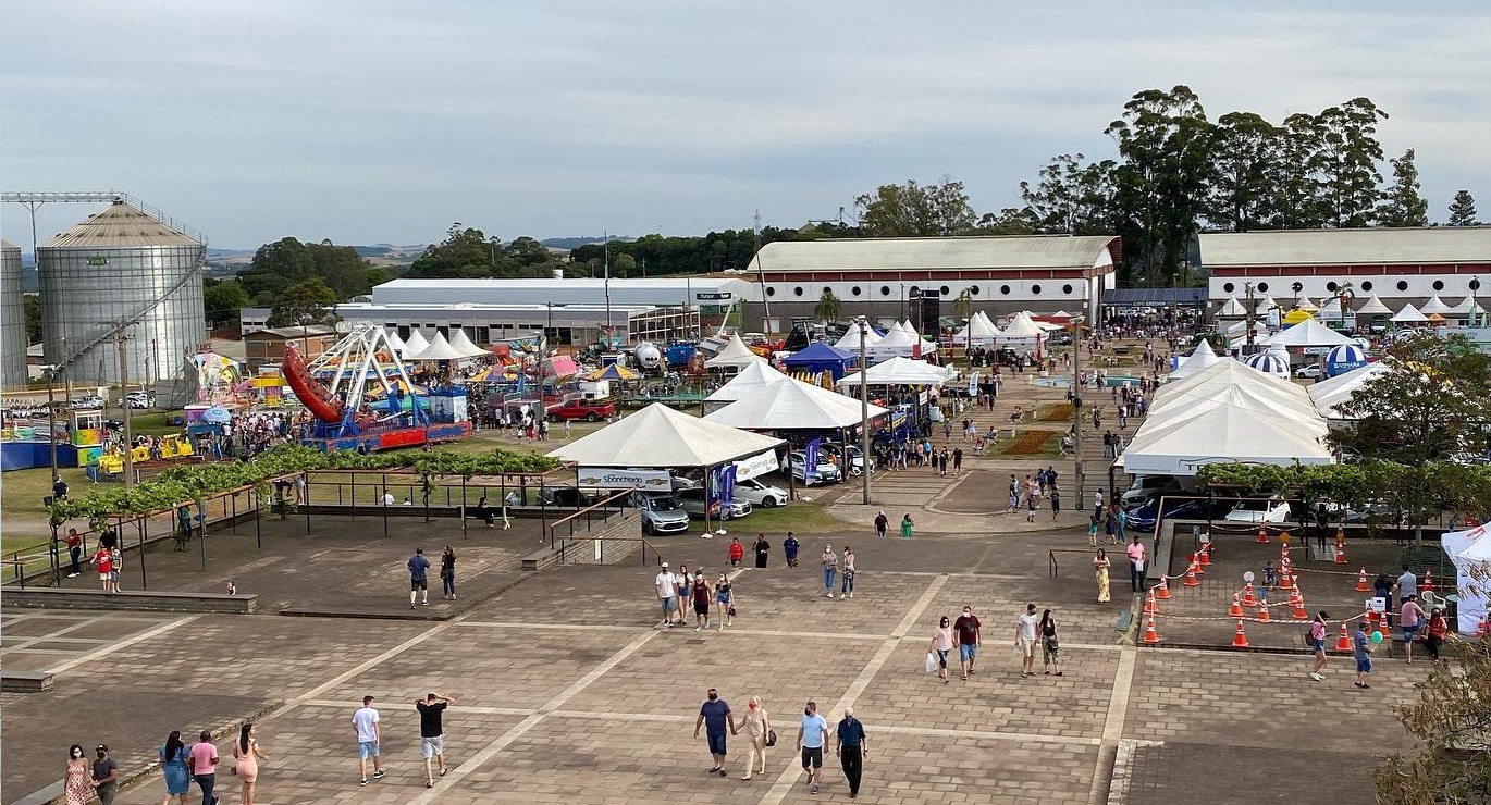 Ir para  <p>A 2&ordf; edi&ccedil;&atilde;o da Expo Erechim 2023 inicia nesta quinta-feira (2 de novembro) e vai at&eacute; domingo (5). A feira de neg&oacute;cios, tecnologia, inova&ccedil;&atilde;o, ter&aacute;...